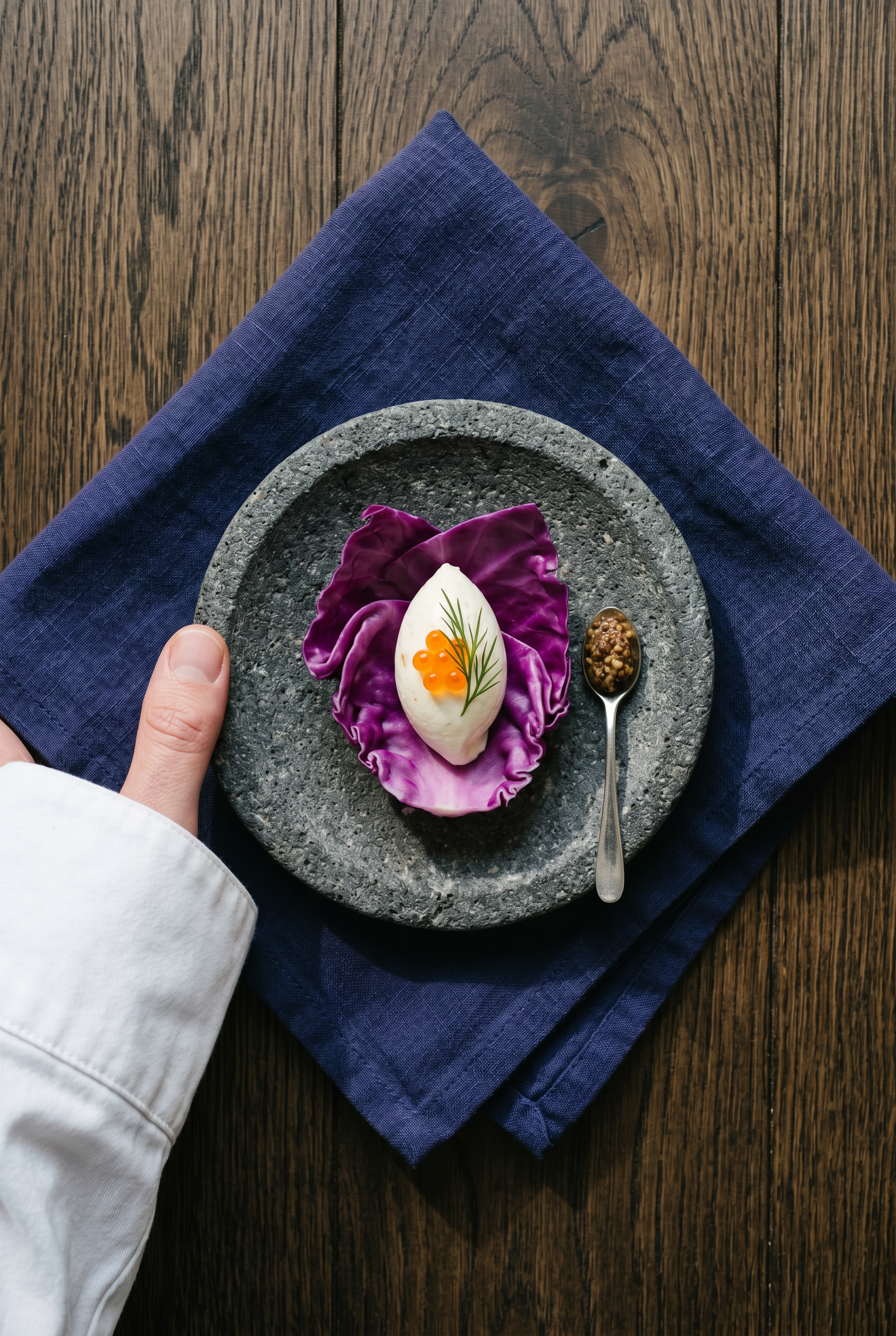 Taş tabakta mor lahana yapraklarıyla servis edilen amuse-bouche